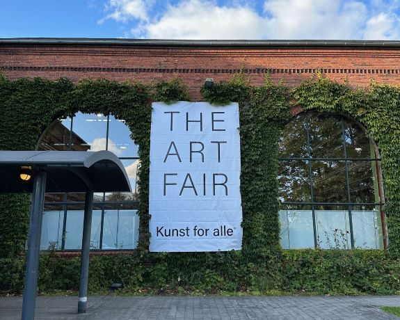 Indgangen til Lokomotivværkstedet med The Art Fair-banner